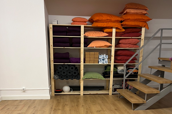 Yoga materialarekin egurrezko armairua